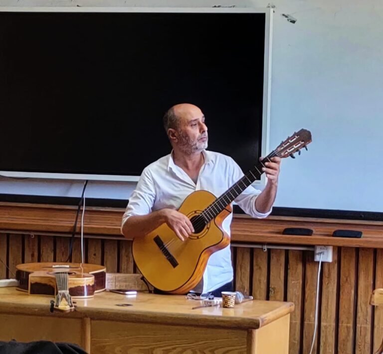 تعليم عزف الجيتار مجانا بأداب القاهرة