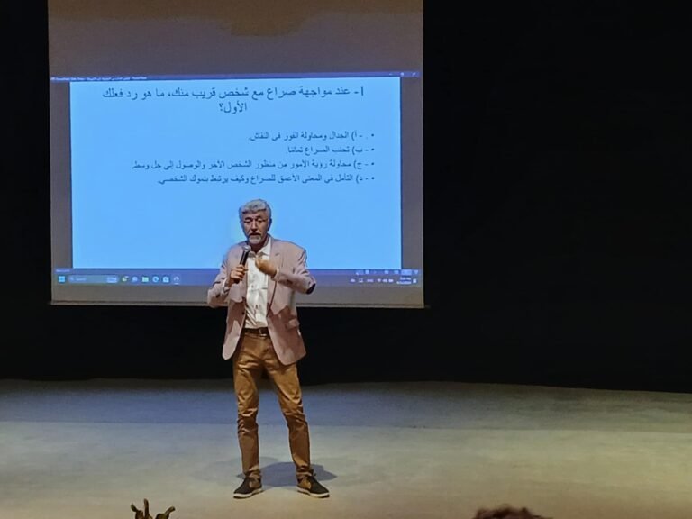 د. نبيل القط يدعو لتطوير الذات بمكتبة الأسكندرية